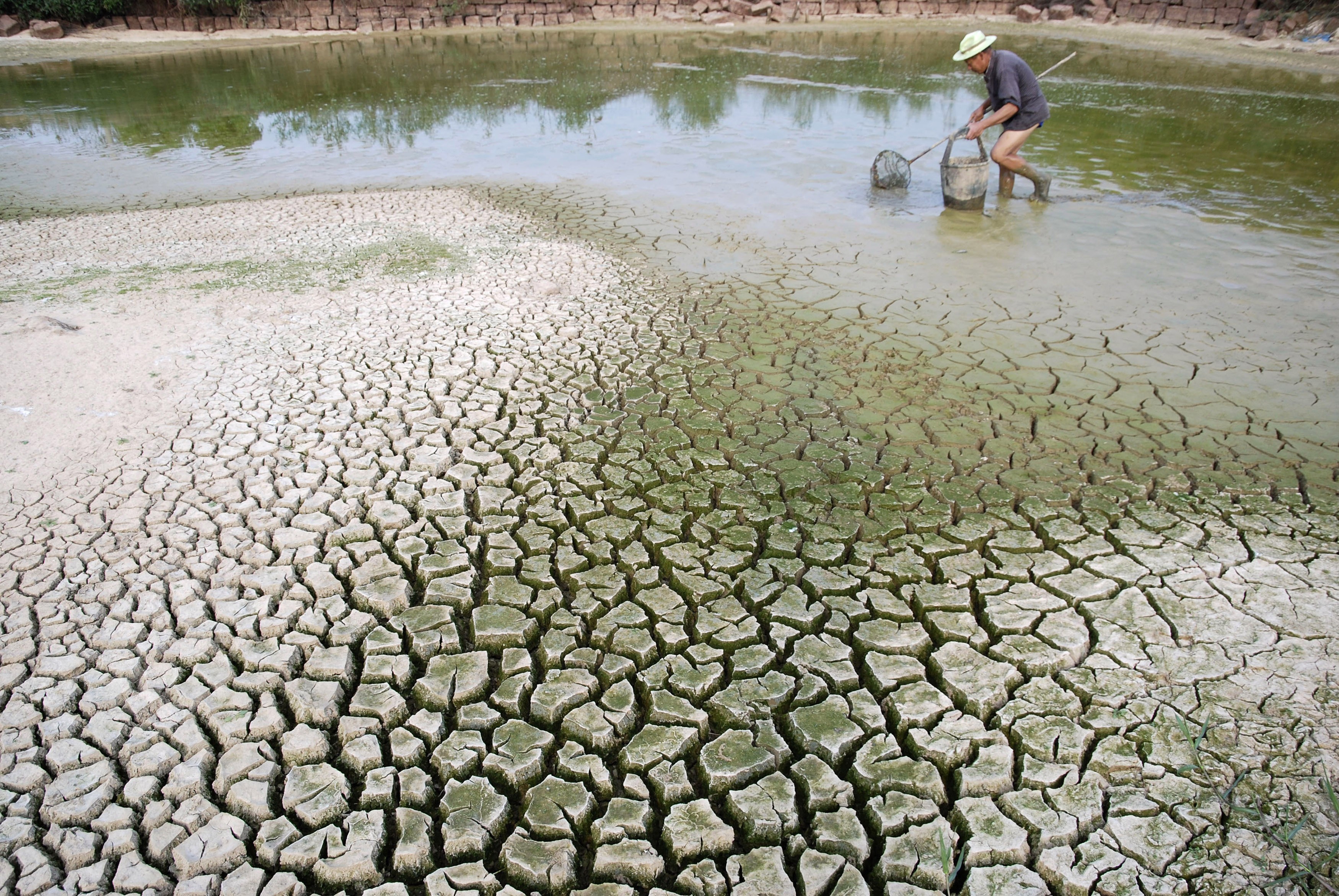 Reuters/stringer A partially dried reservoir in Yingtan, Jiangxi province, China, 29 Oct 2009